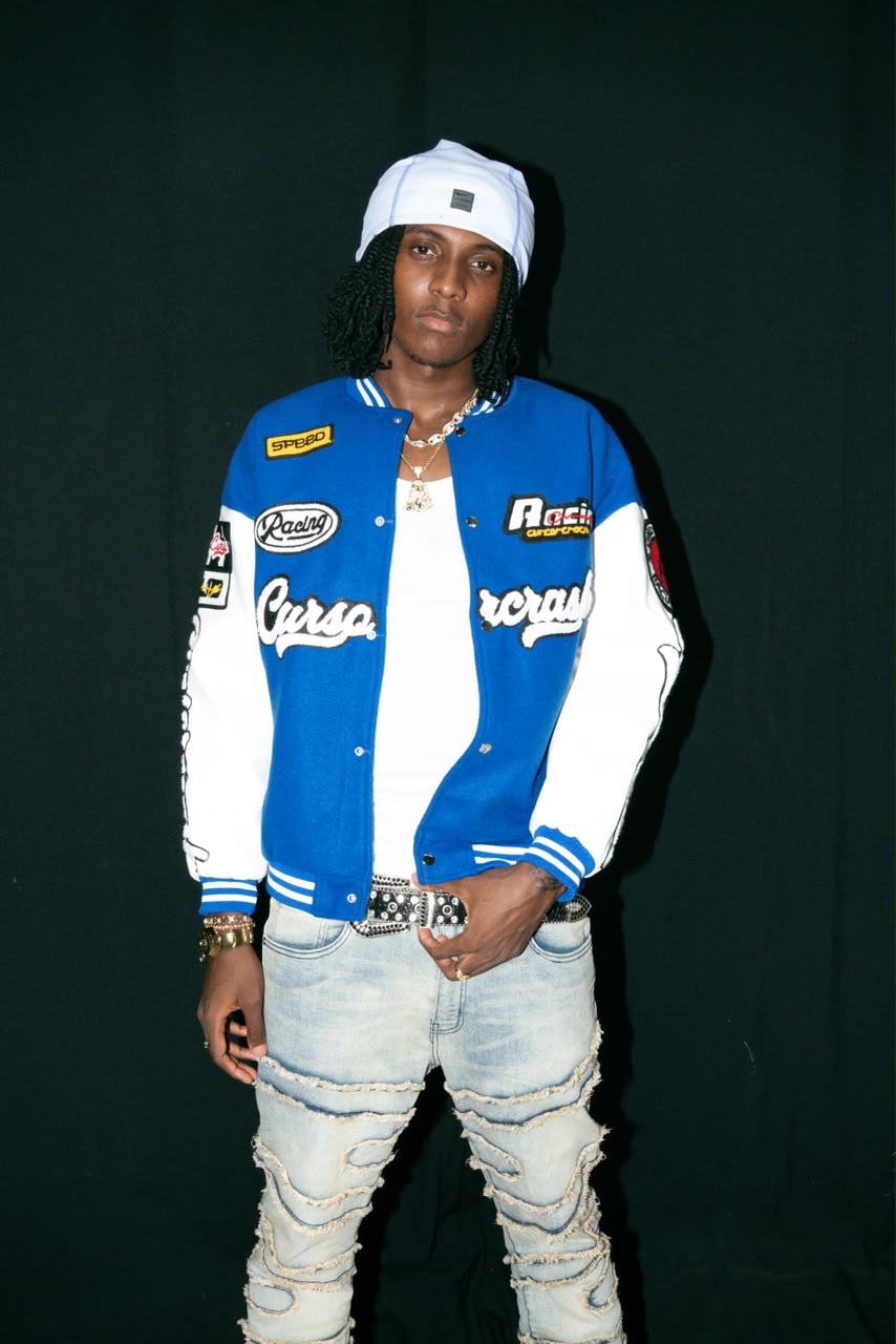 Retrato de Koddy G con chaqueta azul